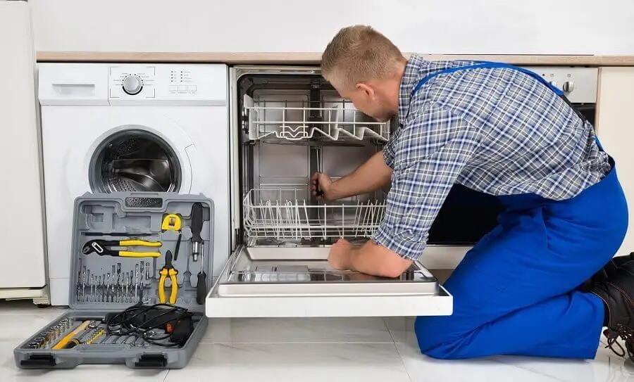 Torbalı Finlux servisi teknisyen ekibi beyaz eşya tamiri yaparken